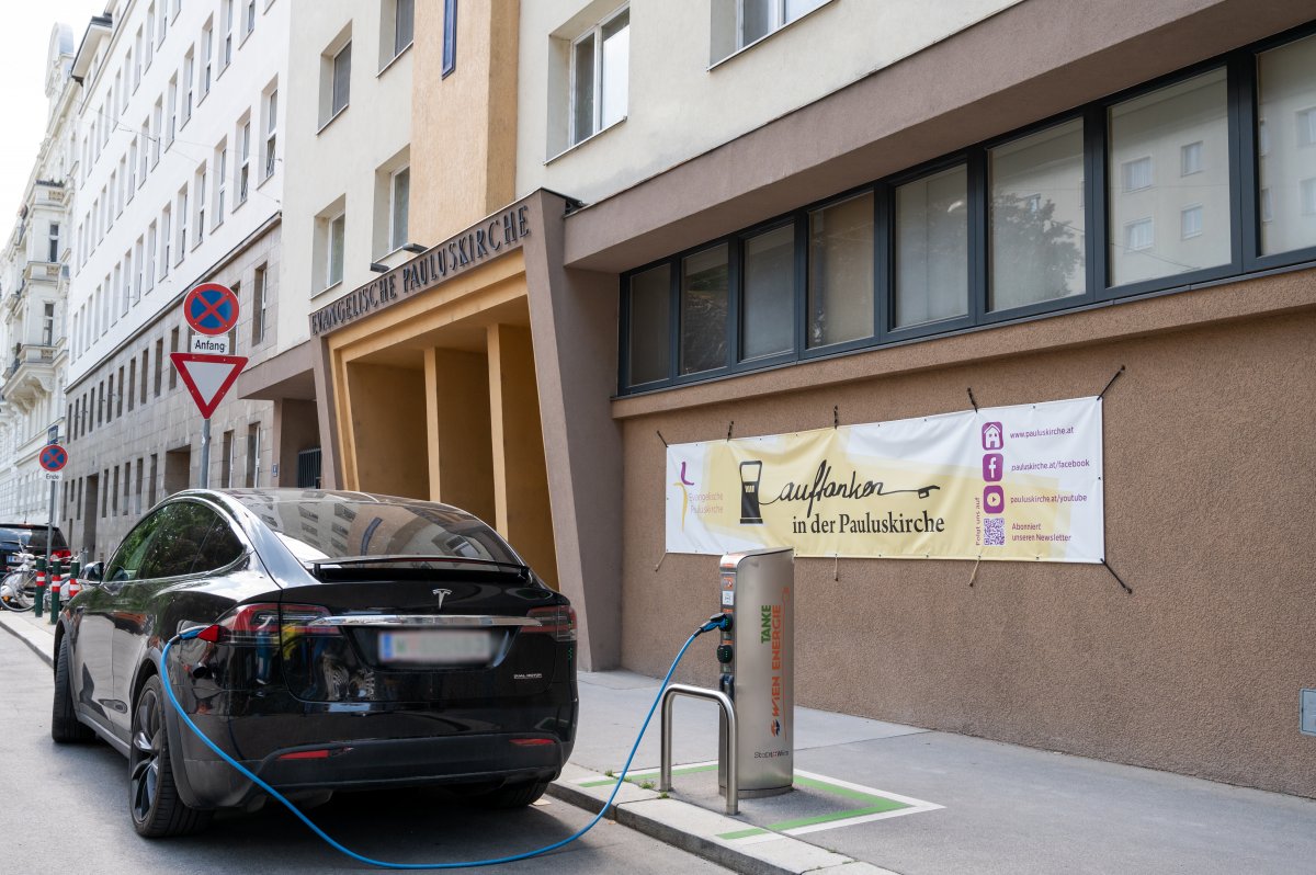 Elektrotankstelle vor der Pauluskirche