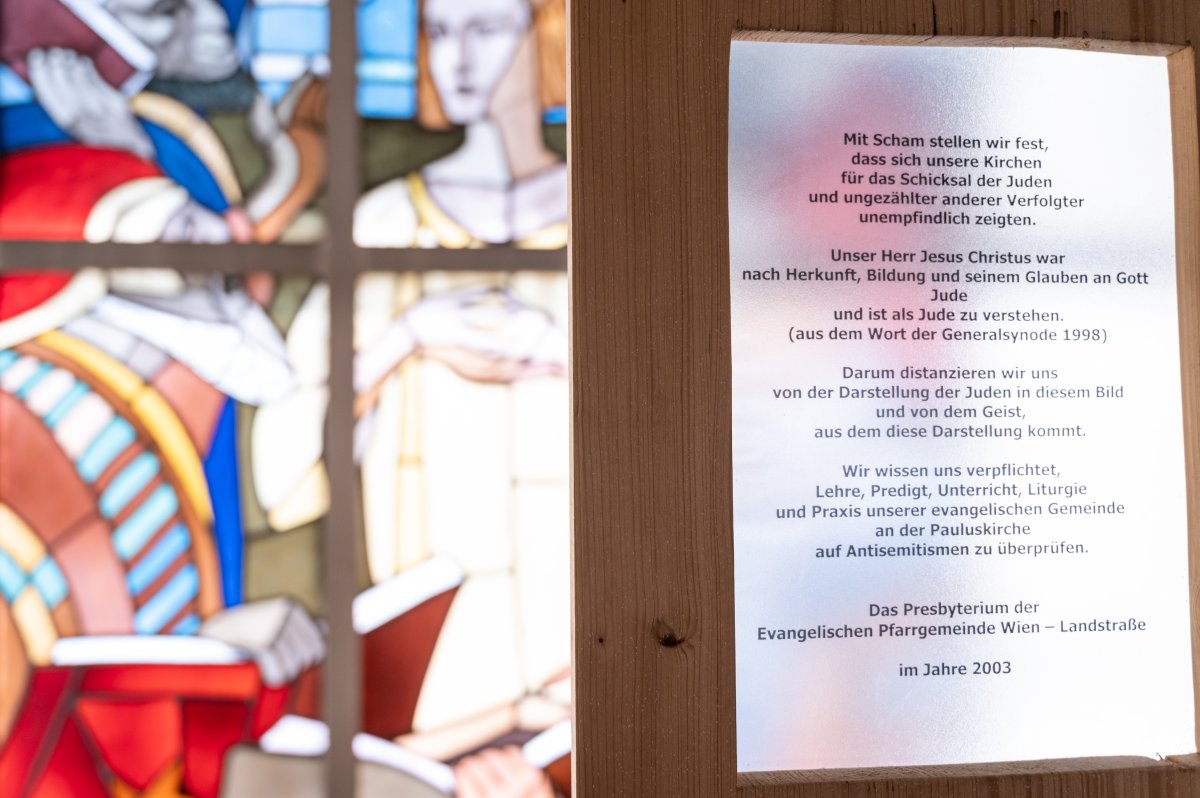 Gedenktafel auf der Empore der Pauluskirche