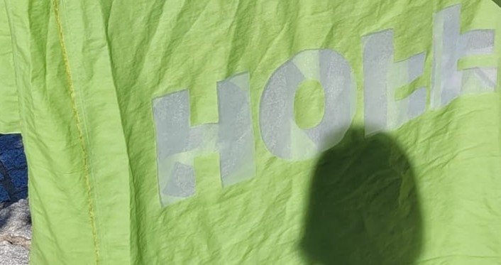 Der Bildausschnitt zeigt ein Fenster-Textil der Pauluskirche mit den Lettern „Hoffnung“