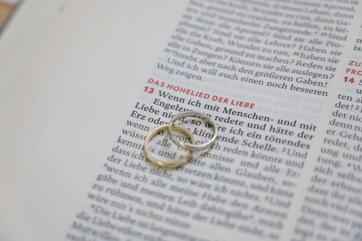 Eheringe auf der Altarbibel