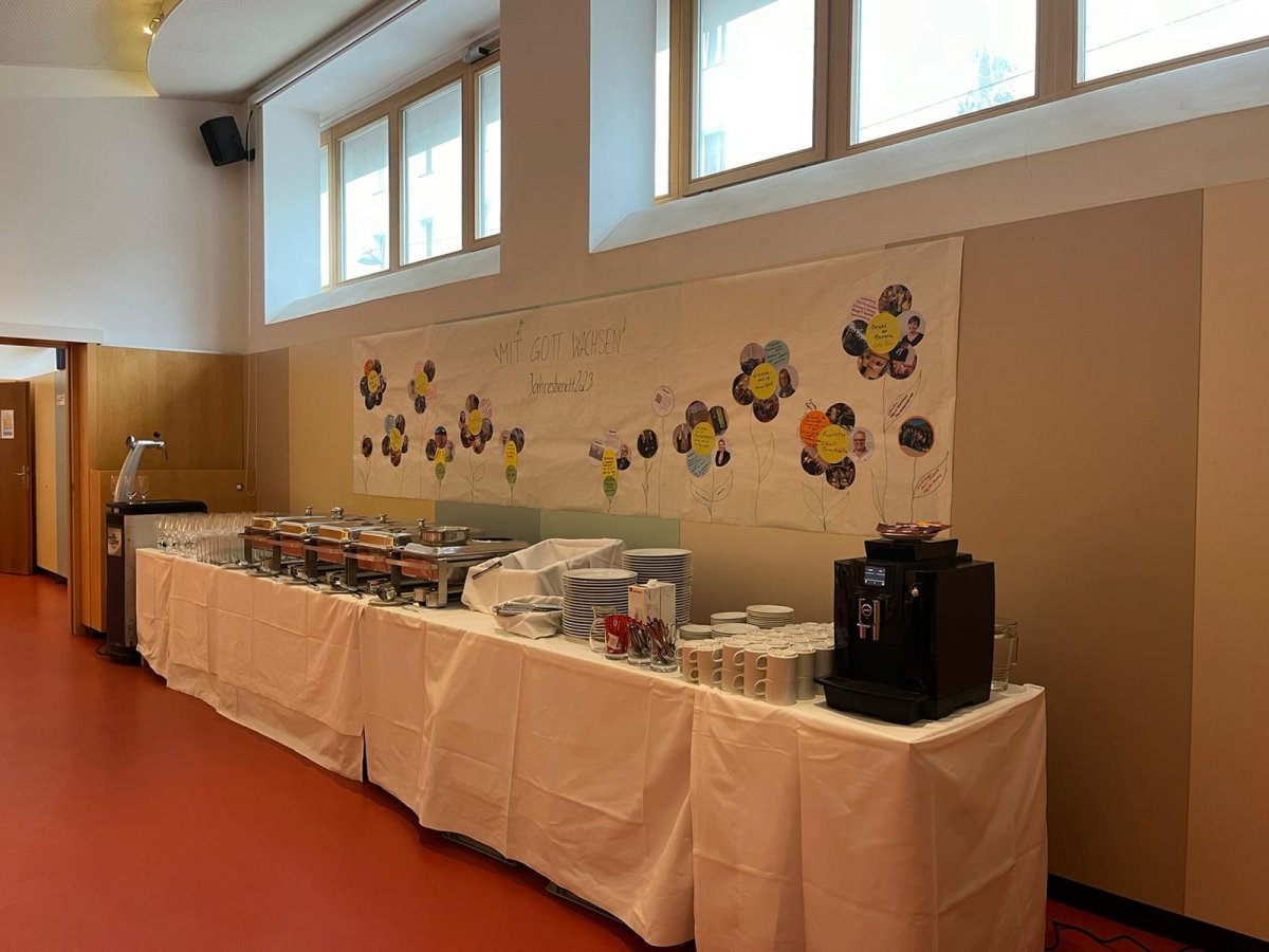 Hier hat ein Catering alles für die Gäste bereitet
